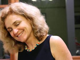 2015-01-07-2 Alison with her new necklace (c) Jason Grossman.jpg